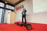 Hama Produktmanager Thomas Bobinger stellt auf dem IFA Innovation Media Briefing in Berlin die neuen Hama Balance-Scooter vor
