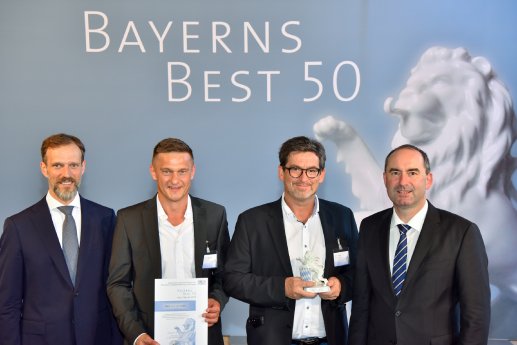 BU 0 Bernd Krebs und Karlheinz Nüßlein bei der Übergabe der begehrten Auszeichnung „Bayerns Best.jpg