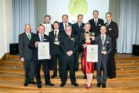 Der Dr. Murjahn-Förderpreis 2014 wurde am 12. November in Berlin verliehen. Im Bild (von links): Kuratoriums-Vorsitzender Erich Dietz, Preisträger Michael Eichler (Landesinnungsmeister Sachsen), Preisträger Norbert de Wolf (Geschäftsführer Fachverband Rheinland-Pfalz), Preisträger Jörg Miersch (Landesinnungsverband Sachsen), ZDH-Präsident Hans Peter Wollseifer, Preisträger Heiko Herzog (Vorsit-zender des Vereins „Geselle trifft Gazelle“), Preisstifter Dr. Klaus Murjahn, Preisträ-ger Otto und Elke Rees, der Präsident des Bundesverbandes Farbe Gestaltung Bautenschutz Karl-August Siepelmeyer, Preisträger Jörg Baumann (Landesinnungsmeister Rheinland-Pfalz) und Preisträger Ulrich Dierkes (Foto: Kuratorium „Dr. Murjahn-Förderpreis“)