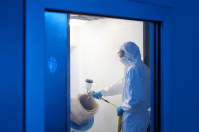 Herstellung einer Sprühbeschichtung auf einem G1-Tiegel am Fraunhofer IISB im Rahmen des SYNERGIE Projektes.
Bild: Kurt Fuchs / Fraunhofer IISB