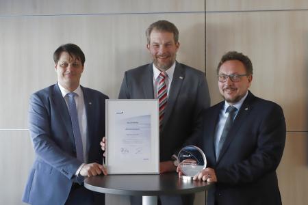 Freuen sich über die Auszeichnung: (v.l.) Martin Kroeger (Abteilungsleiter Finanzservice), Lars Hoppmann (stellv. Geschäftsführer) und Reinhold Harnisch (Geschäftsführer)