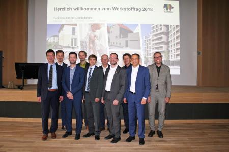 Der Caparol-Werkstofftag sorgte für Information und Inspiration. Im Bild (von links): Moderator Franz Xaver Neuer mit den Referenten Max Gimpel-Henning, Hardy Rüdiger, Dr. Helge Kramberger, Dr. Thomas Loewenstein, Professor Holger Techen, Robert Schwemmer, Professor Markus Schlegel, Thomas Schmid und Stefan Ehle / Foto: Caparol Farben Lacke Bautenschutz