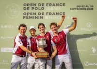 Die Gewinner der Barnes French Open, Kazak, auf der Bühne mit der Trophäe im Polo Club de Chantilly in Frankreich