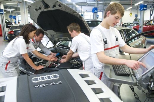 Audi_Ingolstadt_Ausbildung_kfz-Mechatroniker_Analysegerät.jpg