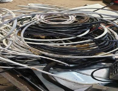 Der Schrottankauf Moers ermöglicht es Industrie und Gewerbe, zwei Fliegen mit einer Klappe zu schlagen: Er sorgt für Platzgewinn und ist darüber hinaus in der Lage, tagesaktuelle Preise für den Metallschrott zu bezahlen. Bei großen Schrottmengen steht auch Privatpersonen diese Möglichkeit offen.