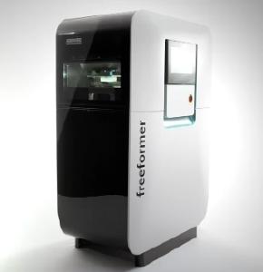 Im Rahmen des Forschungsvorhabens wird untersucht, wie sich die gewählten Prozessparameter des Arburg Kunststoff Freiformens (AKF) auf die Ausbildung der anisotropen inneren Struktur der additiv gefertigten Thermoplastbauteile auswirken. Bild (Quelle: Arburg)