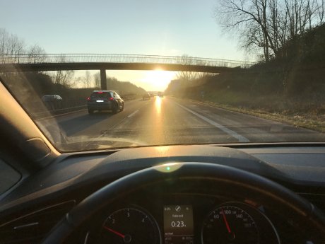 Tiefstehende Sonne im Straßenverkehr 1.JPG