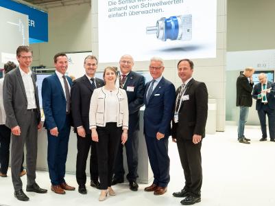 Besuch der Landkreisdelegation Main-Tauber am Stand der WITTENSTEIN SE auf der Hannover Messe 2019, Bild: WITTENSTEIN SE/Mirja Mack