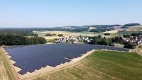 Die Stadtwerke Amberg nehmen die Photovoltaikfreiflächenanlage Amberg in Betrieb / Foto: Stadtwerke Amberg