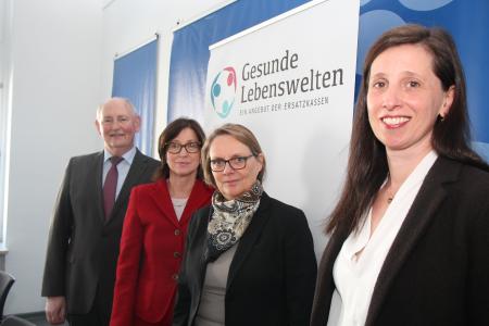 Jörg Niemann, Leiter der Landesvertretung Niedersachsen des Verbandes der Ersatzkassen e.V. (vdek) (von links), Cora Hermenau, Regionsdezernentin für Öffentliche Gesundheit, Sicherheit, IT und EU-Angelegenheiten, Konstanze Beckedorf, Dezernentin für Soziales und Sport der Stadt Hannover, sowie Gabriele Groß vom Team Prävention und Gesundheitsförderung der Region Hannover möchte mit dem neuen Gesundheitsprojekt neue Zielgruppen erreichen, Foto; Kreutz