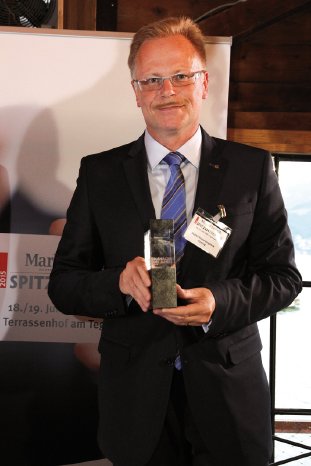 Detlef Sieverdingbeck mit Auszeichnung.jpg