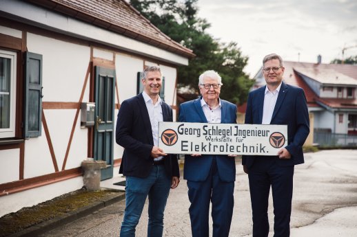 PR-80JahreSchlegel_GF+ Firmenschild_.jpg