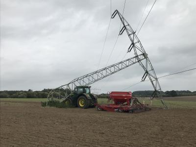 Bei Feldarbeiten wird ein Freileitungsmast der WEMAG Netz GmbH durch einen Traktor beschädigt / Foto: WEMAG/Rupp