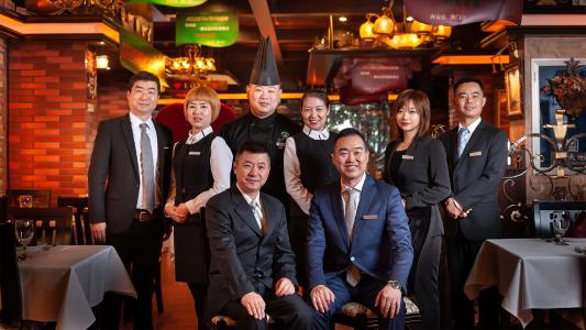 Koch und Management Team des Restaurants St. Louis in Xìan, China