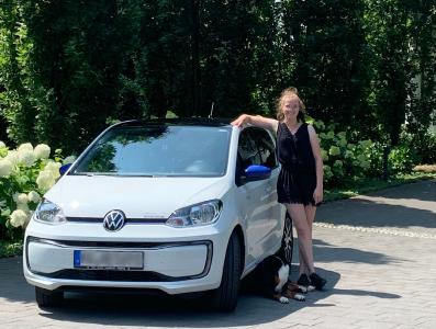 Lou ist seit ihrem 18 Lebensjahr ausschließlich und fast täglich im E-Auto unterwegs. "Komplizierte" Verbrenner vermisst sie nicht