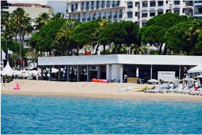 Der Losberger Kubo mit zurückversetzten Giebel- und Längswänden an der französischen Riviera.