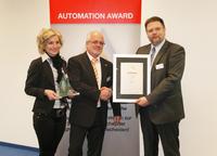 Weidmüller FrontCom® Vario gewinnt Automation Award 2014. Michael Corban (rechts im Bild),  Chefredakteur  der Zeitschrift 
