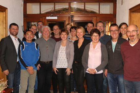 Ehrung der Jubilare bei Hymer-Leichtmetallbau: Joachim Waizenegger (Personalleiter), Sang Tran Them, Michaela Weber, Gerald Schock (Geschäftsführer), Michael Böttcher, Volker Büchele, Nicole Gassner, Nadine Knebl, Manuela Kirn, Christina Spöcker, Klaus Baumann, Christine Kiene, Edwin Griener, Ludwig Halder, Melanie Lutz, Gerhard Mösle (von links nach rechts). Nicht auf dem Bild zu sehen: Sieglinde Fuchs, Ricardo Gutierrez Herrero, Rainer Ott, Christian Sandring.