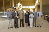 Die Geschäftsleitung der Firma Grünbeck im neuen Logistikzentrum (von links nach rechts): Dr. Günter Stoll, Peter Lachenmeir, Walter Ernst, Bürgermeisterin Hildegard Wanner, Edwin Bauermann-Roos, Loni Grünbeck, Hans Willbold, Jürgen Gollmer