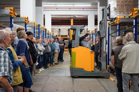 Einblicke in den Unternehmensalltag und moderne Technologien: Besucher des Tags der Logistik 2018 im CLC China Logistic Center in Itzehoe / FOTO: BVL