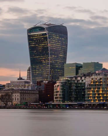 Die Südfassade des „Walkie Talkie“ (20 Fenchurch Street, London) hat durch die Bündelung vo.png