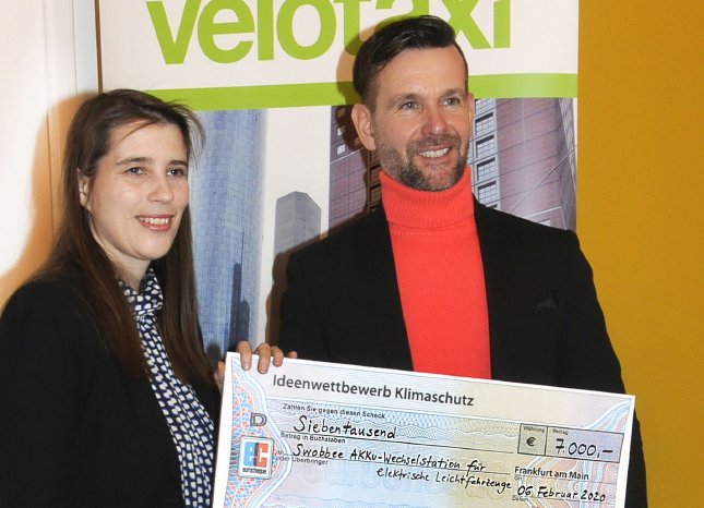Matthias Graf bekommt Preisgeld überreicht - Copyright Velotaxi Frankfurt M. Graf.jpg
