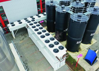 Kälte-Container und Trockenkühler finden geschützt zwischen den Materialsilos auf dem DRS-Außengelände Platz.