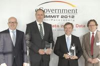 Preiseverleihung auf dem 5. eGovernment Summit (v.li.): Erwin Schwärzer (Bundesinnenministerium), Dr. Georg Thiel (Gewinner Kommunikations Award), Dr. Wilfried Bernhardt (Gewinner Leadership Awards) und Manfred Klein (eGovernment Computing)