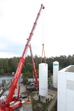 Pressefoto_FraunhoferIISB_Vakuumisolierter-Kaltwasserspeicher-am-Reinraumlabor_20x30cm-300dpi.jpg