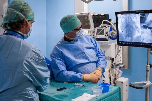 BIO38700_clinical_setting_Amvia_pacemaker_implantation_.jpg