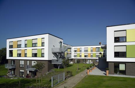 Blick auf die Gartenseite des Altenzentrums St. Hildegard: Die Farbflächen verleihen dem Gebäude seinen freundlichen, einladenden Eindruck.