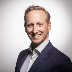 Rasmus C. Beck, Geschäftsführer (Vorsitzender) der Business Metropole Ruhr GmbH (BMR): „Die Zahlen machen Mut: Das Ruhrgebiet boomt. Die guten Wachstumszahlen schlagen sich nachhaltig in der Beschäftigung nieder. Wir sind endlich besser als der Bundestrend. Diese anhaltende Dynamik zeigt, dass die Region vom Sorgenkind zur Konjunktur-Lokomotive des Landes Nordrhein-Westfalens werden kann. Aber Herausforderungen bleiben, wir müssen dranbleiben“