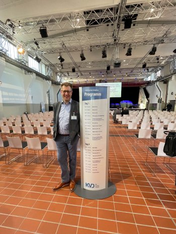 23-10-11 Beim KVD Congress in Essen bereichert Gerd Bart, Gründer und Geschäftsführer der Transa.jpg