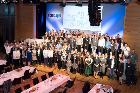 Gruppenfoto Jubilare, Rentner, Geschäftsführung, Betriebsrat bei der Feier in der Stauseehalle im November 2017
