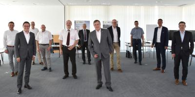 v.l.n.r.: Vertragsunterzeichnung Raiffeisen Portal GmbH
Frank Neuenfeld (Raiffeisenagrar)
Dr. Torsten Feldbrügge (AGRAVIS)
Martin Duesmann-Artmann (RWG Hohe Mark Hamaland eG)
Wilhelm Funke (Raiffeisen Ems-Vechte)
Herbert Niemann (VR-Bank eG Osnabrücker Nordland)
Hermann Hesseler (AGRAVIS)
Arno Schoppe (RWG Niedersachsen-Mitte eG)
Klaus-Dieter Masselink (RWG Heidesand eG)
Michael Grewe (Raiffeisen Steverland)
Udo Lorenz (GWS)
Georg Mersmann (GWS)