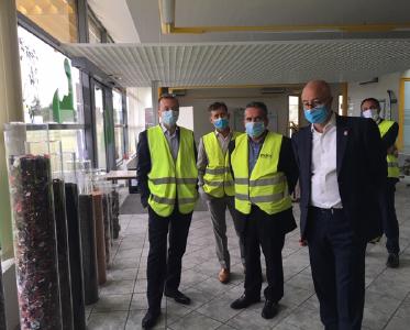 Renault Trucks Präsident Bruno Blin macht sich selbst ein Bild über die Recycling- und Wiederverwendungsmöglichkeiten