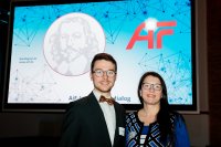 Moritz Grünewald (SKZ) und Dr. Alexandra Latnikova (Fraunhofer IAP) bei der Preisverleihung zum Otto von Guericke-Preis am 15. November 2023 in Berlin. / Foto: AiF
