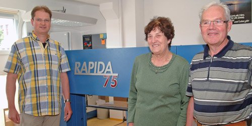Die neue Rapida 75 ist der Stolz von Geschäftsführer Holger Gärtner (l.) und seinen Eltern .jpg
