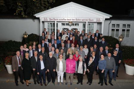 Auf den Stufen zum Eingang des Casinos stellten sich Jubilare und Emeriten zum gemeinsamen Gruppenfoto