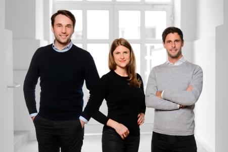 Heimkapital, die Immobilienplattform mit innovativen Finanzprodukten aus München, hat ihre Seed-Runde erfolgreich abgeschlossen. Die Finanzierungsrunde wurde von einem ausgewählten Netzwerk mit Business Angels aus der Immobilien- und Finanzbranche getragen. Das erste Produkt von Heimkapital ist der Immobilien-Teilverkauf für die Generation 60+. Das Bild zeigt das Gründer- und Management-Team von Heimkapital (v.l.n.r.): Dimitrij Miller, Julia Schabert und Benedikt Wenninger. (c) Heimkapital