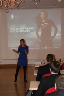 Anitra Eggler therapierte die Teilnehmer des Technologie Forums vom eMail-Wahnsinn