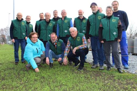 Kerstin Ihlenfeldt-Wulfes (vorne links) und die Naturschutzgruppe „Wühlmäuse“
blicken positiv auf das erste Wachstumsergebnis des neu angesäten Blühstreifen auf
dem DOYMA Betriebsgelände