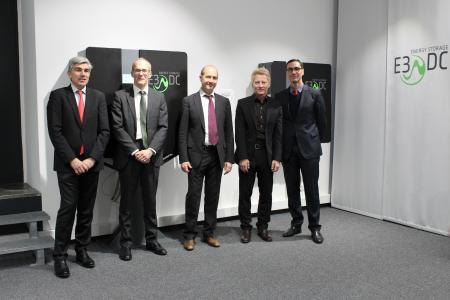 Bild von links nach rechts: François Lhomme, Senior Vice President Operations & Engineering Hager Group; Jean Lasserre, Corporate Advanced Engineering & Innovation Director Hager Group; Daniel Hager, Vorstandsvorsitzender Hager Group; Dr. Andreas Piepenbrink, Geschäftsführer E3/DC GmbH; Franck Houdebert, Chief Group Human Resources Officer Hager Group.