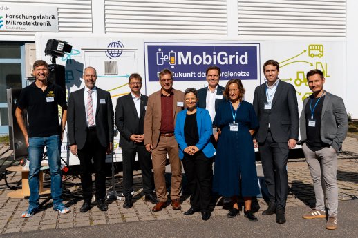 Pressefoto_FraunhoferIISB_eMobiGrid_Gruppenfoto_copy-mohr-GmbH.jpg