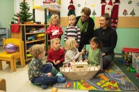 WEMAG-Mitarbeiterin Anna Steyer und Kathrin Haese, Bürgermeisterin der Stadt Sternberg (v. r.) überreichen den Kindern der Kita Sonnenschein das Geschenk.