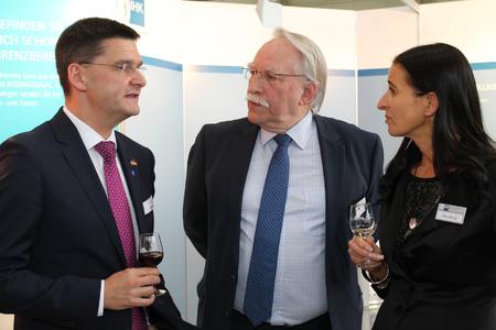 Oliver Frese, Vorstand der Deutschen Messe AG (links) im Gespräch mit IHK-Präsident Prof. Dr. Dr. h. c. Harald Unkelbach und IHK-Hauptgeschäftsführerin Elke Döring beim traditionellen Stehempfang am IHK-Gemeinschaftsstand auf der Hannover Messe / Foto: Katharina Müller