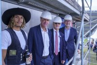 Gemeinsam nach dem traditionellen Richtspruch: Der Zimmermann, Dachdeckerei Bender, mit Ralf Siefen, CEO und Vorsitzender der Geschäftsführung der Data Center Group, DVZ-Geschäftsführer Hubert Ludwig und Finanz- und Digitalisierungsminister Dr. Heiko Geue (v. l. n. r.).