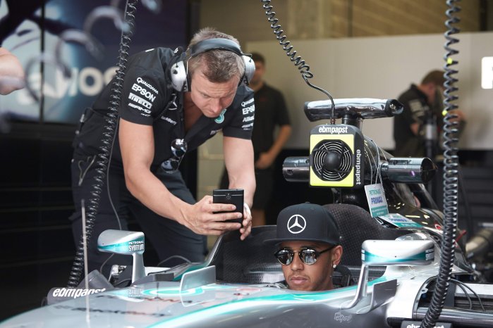 Bild 2_Lewis Hamiltons Rennwagen wird mit ebm-papst Ventilatoren gekühlt.jpg