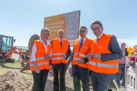 Landrätin Kerstin Weiss, Digitalisierungsminister MV Christian Pegel, WEMAG-Vorstand Thomas Murche sowie Bundesminister für digitale Infrastruktur Andreas Scheuer (v.l.n.r.) haben gemeinsam den Startschuss für den Glasfaserausbau in Nordwestmecklenburg gegeben / WEMAG/Rudolph-Kramer