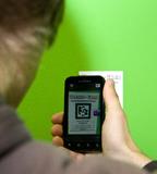 Ein Jugendlicher testet das Campus-Game – ein von Studierenden entwickeltes Location Based Game (Foto: TU Ilmenau/Chris Liebold)